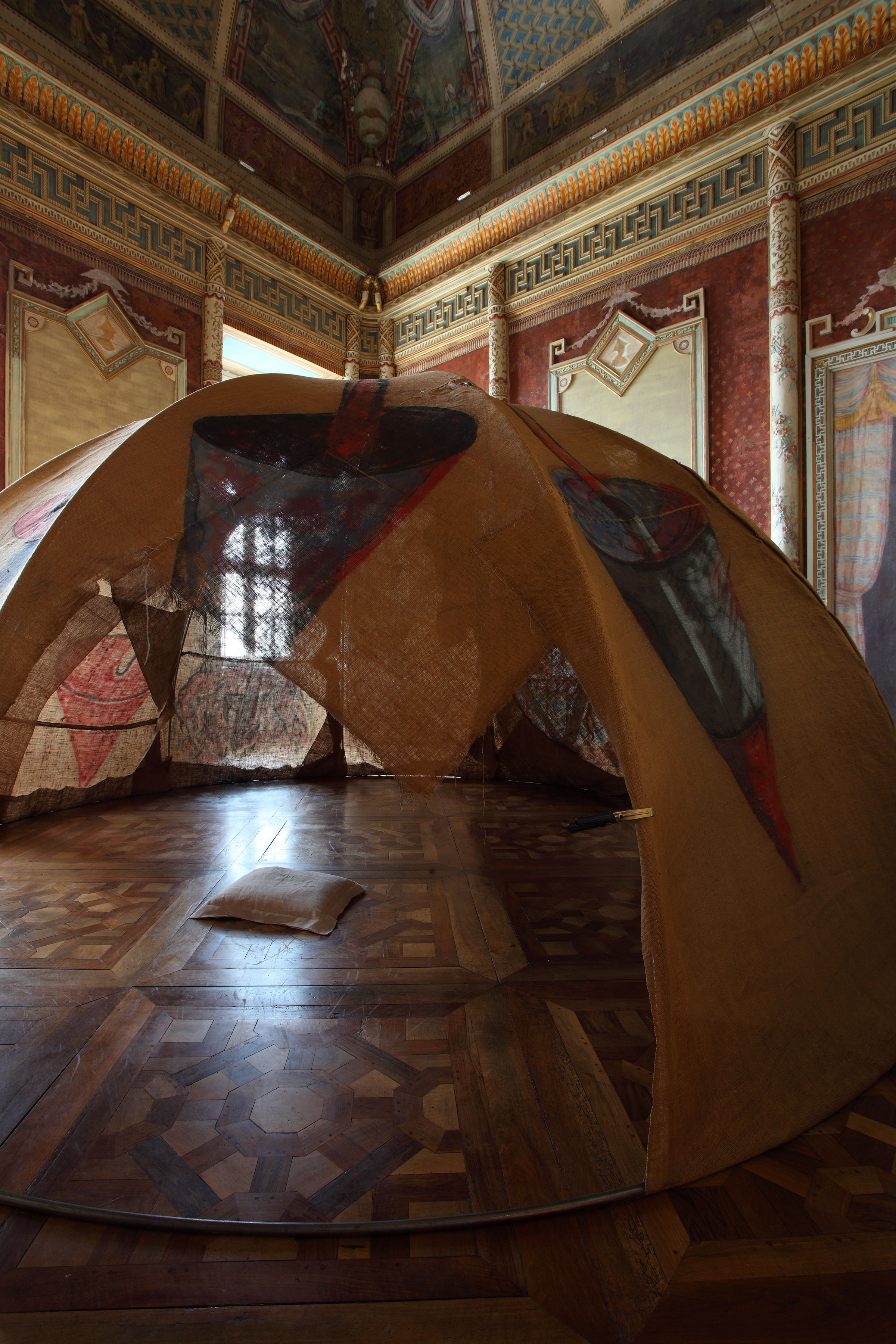 Marzia Migliora, Viaggio intorno alla mia camera, 2012, Mario Merz, Igloo (Tenda di Gheddafi), 1968.1981